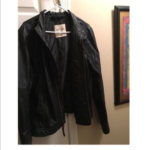 LIKE NEW MENS LEATHER HOLLISTER JACKET